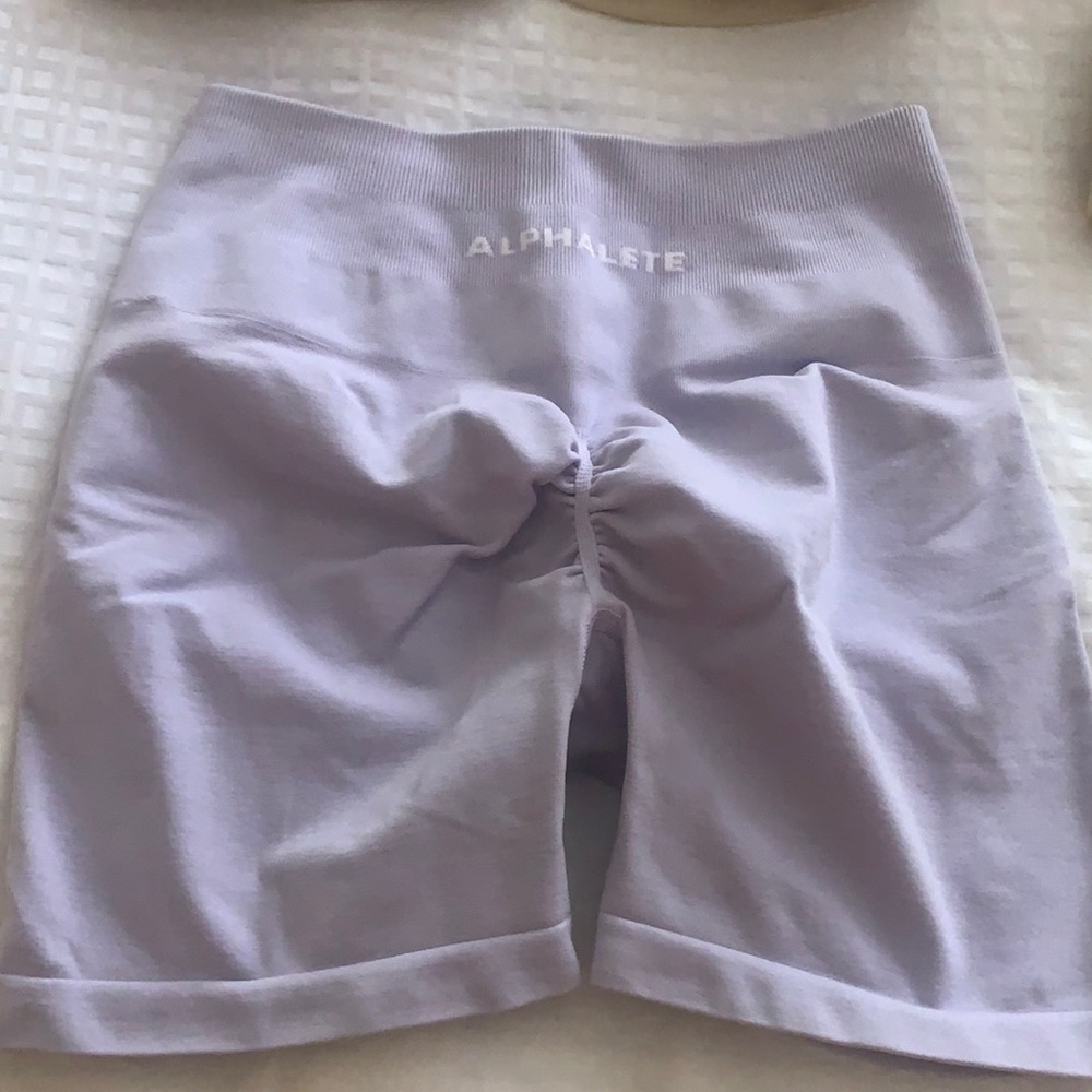 Brand New never worn Alphalete scrunch bum shorts size Small - perfect condition
